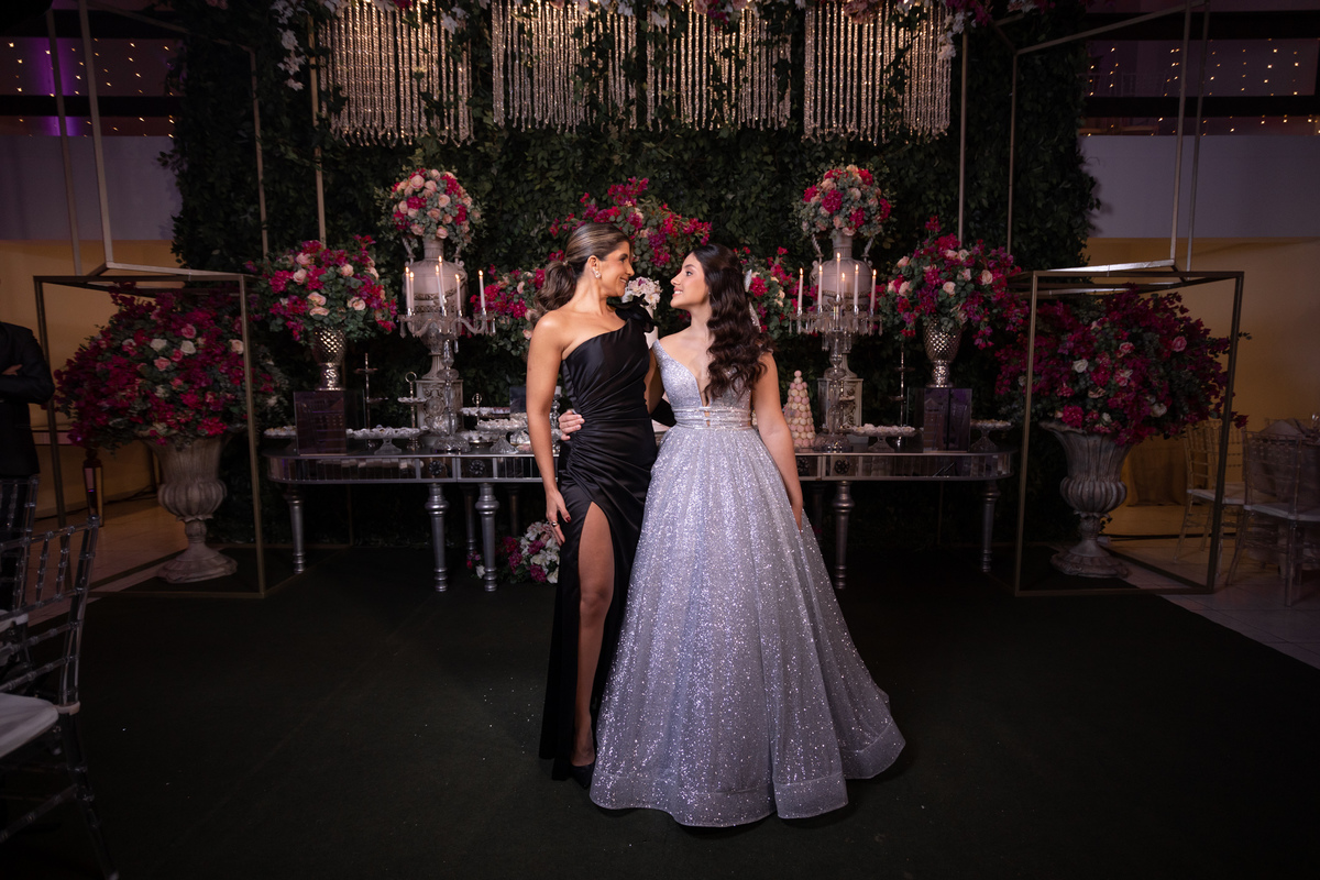 Festa de quinze anos em Torres
Fotografia: Adrielle Peres

Filme: Fred Filmes

Decoração: Só Brilho

Cerimonial: Celebrai 

Som/Luz: Impacto Som

Local: Apae Torres

Doces: Marta Mello/Cacau Show

Beleza: Morgana Magnus

Vestido: Noivas e Casais:
