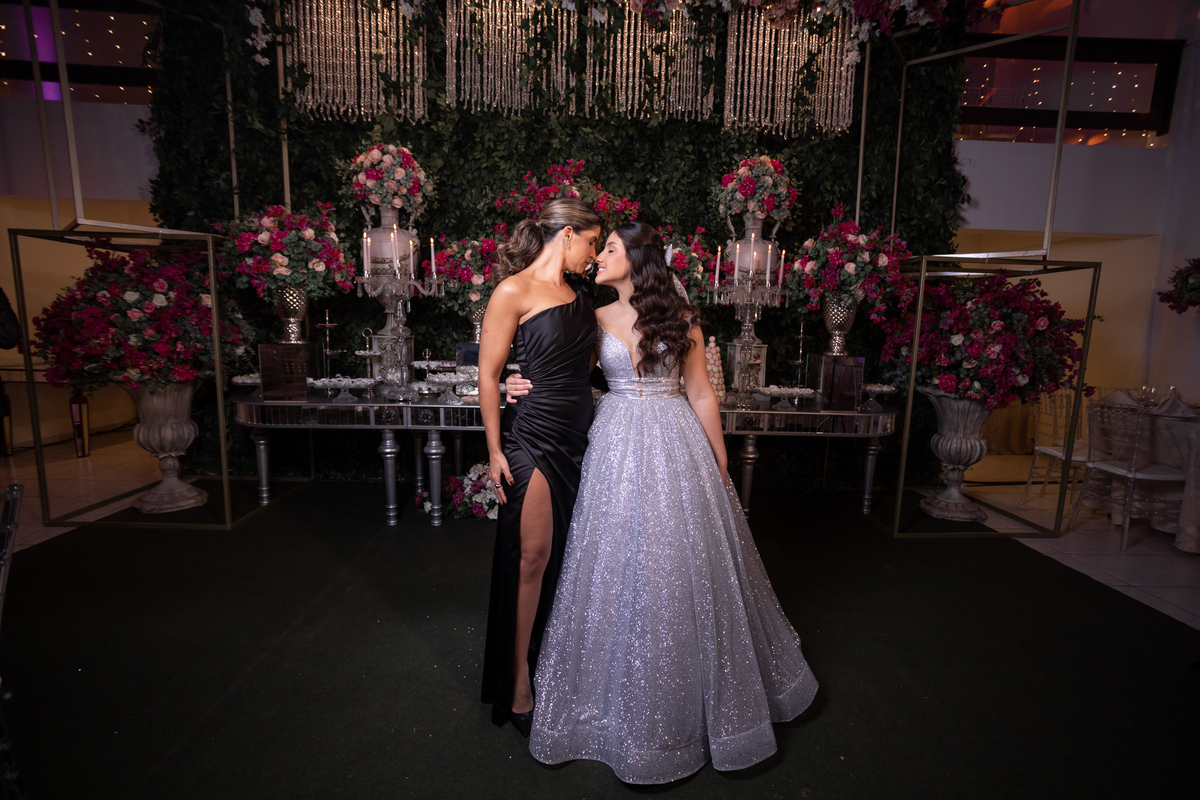 Festa de quinze anos em Torres
Fotografia: Adrielle Peres

Filme: Fred Filmes

Decoração: Só Brilho

Cerimonial: Celebrai 

Som/Luz: Impacto Som

Local: Apae Torres

Doces: Marta Mello/Cacau Show

Beleza: Morgana Magnus

Vestido: Noivas e Casais:
