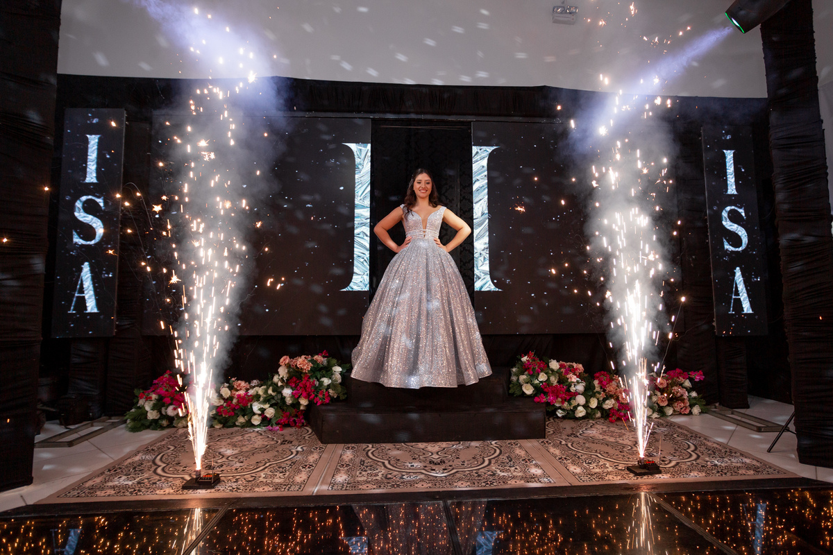 Festa de quinze anos em Torres
Fotografia: Adrielle Peres

Filme: Fred Filmes

Decoração: Só Brilho

Cerimonial: Celebrai 

Som/Luz: Impacto Som

Local: Apae Torres

Doces: Marta Mello/Cacau Show

Beleza: Morgana Magnus

Vestido: Noivas e Casais:
