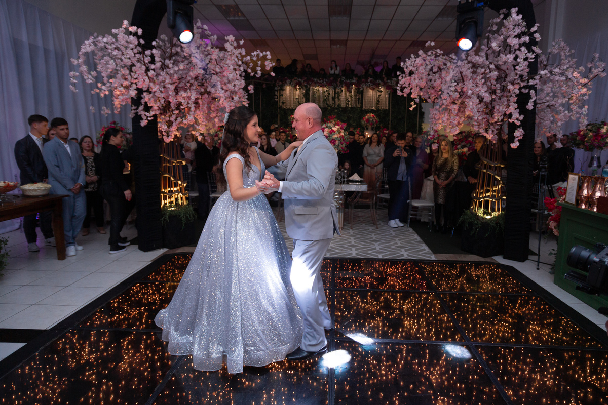 Festa de quinze anos em Torres
Fotografia: Adrielle Peres

Filme: Fred Filmes

Decoração: Só Brilho

Cerimonial: Celebrai 

Som/Luz: Impacto Som

Local: Apae Torres

Doces: Marta Mello/Cacau Show

Beleza: Morgana Magnus

Vestido: Noivas e Casais:
