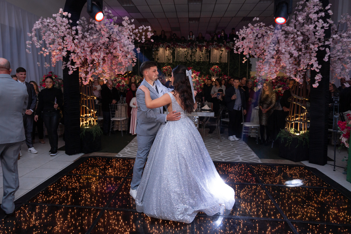 Festa de quinze anos em Torres
Fotografia: Adrielle Peres

Filme: Fred Filmes

Decoração: Só Brilho

Cerimonial: Celebrai 

Som/Luz: Impacto Som

Local: Apae Torres

Doces: Marta Mello/Cacau Show

Beleza: Morgana Magnus

Vestido: Noivas e Casais:
