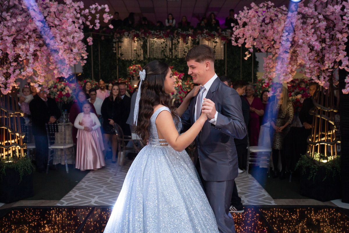 Festa de quinze anos em Torres
Fotografia: Adrielle Peres

Filme: Fred Filmes

Decoração: Só Brilho

Cerimonial: Celebrai 

Som/Luz: Impacto Som

Local: Apae Torres

Doces: Marta Mello/Cacau Show

Beleza: Morgana Magnus

Vestido: Noivas e Casais:
