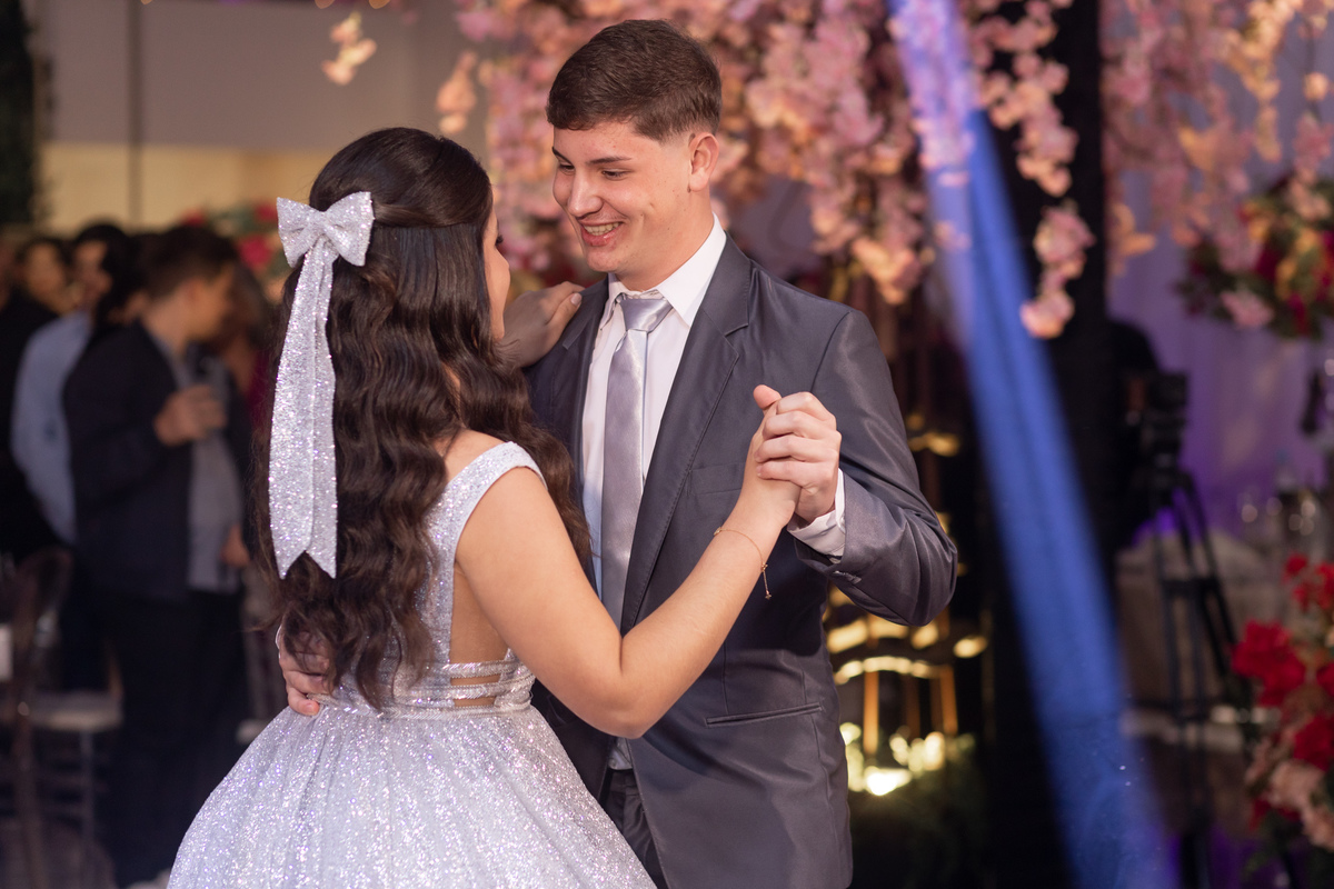 Festa de quinze anos em Torres
Fotografia: Adrielle Peres

Filme: Fred Filmes

Decoração: Só Brilho

Cerimonial: Celebrai 

Som/Luz: Impacto Som

Local: Apae Torres

Doces: Marta Mello/Cacau Show

Beleza: Morgana Magnus

Vestido: Noivas e Casais:
