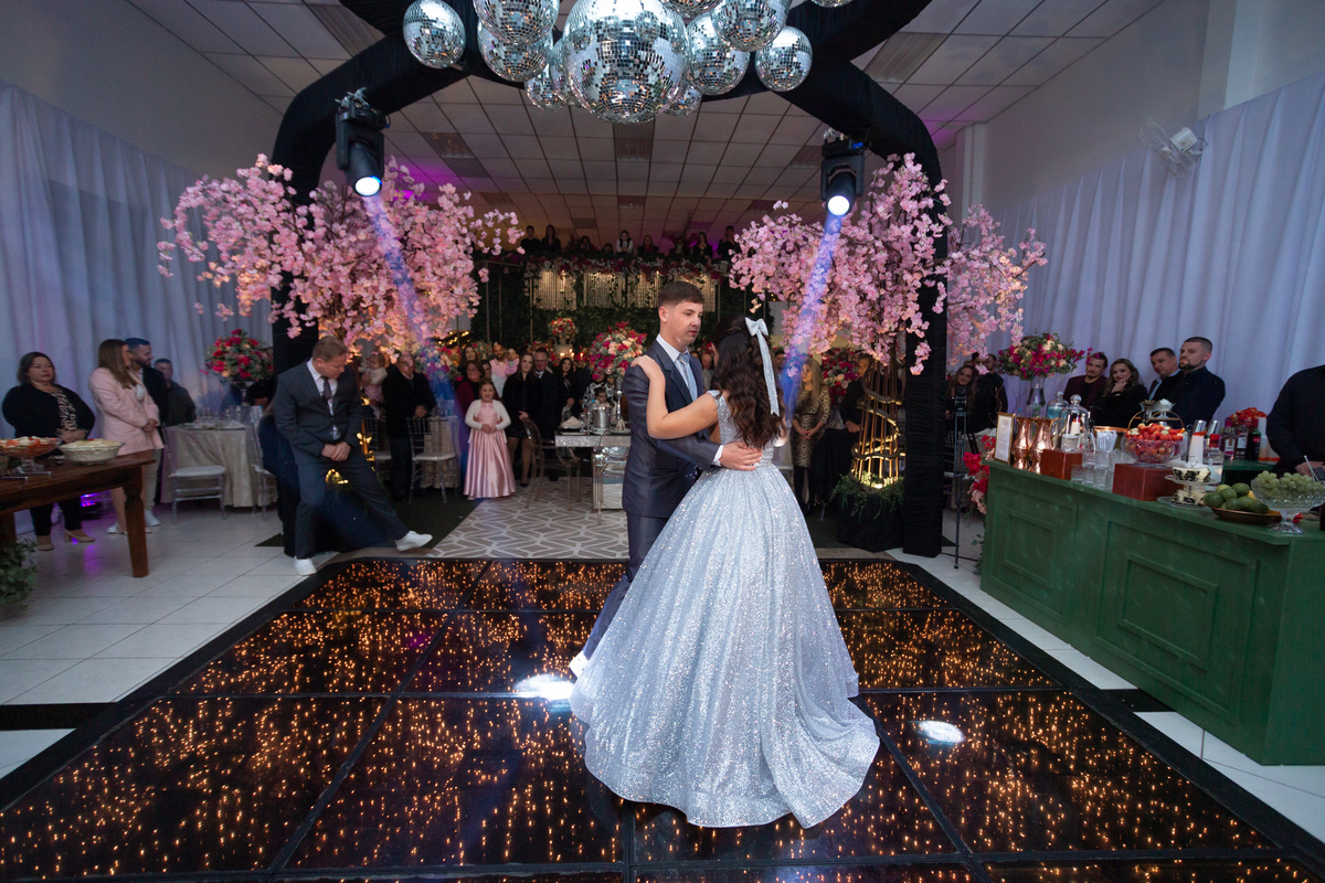 Festa de quinze anos em Torres
Fotografia: Adrielle Peres

Filme: Fred Filmes

Decoração: Só Brilho

Cerimonial: Celebrai 

Som/Luz: Impacto Som

Local: Apae Torres

Doces: Marta Mello/Cacau Show

Beleza: Morgana Magnus

Vestido: Noivas e Casais:
