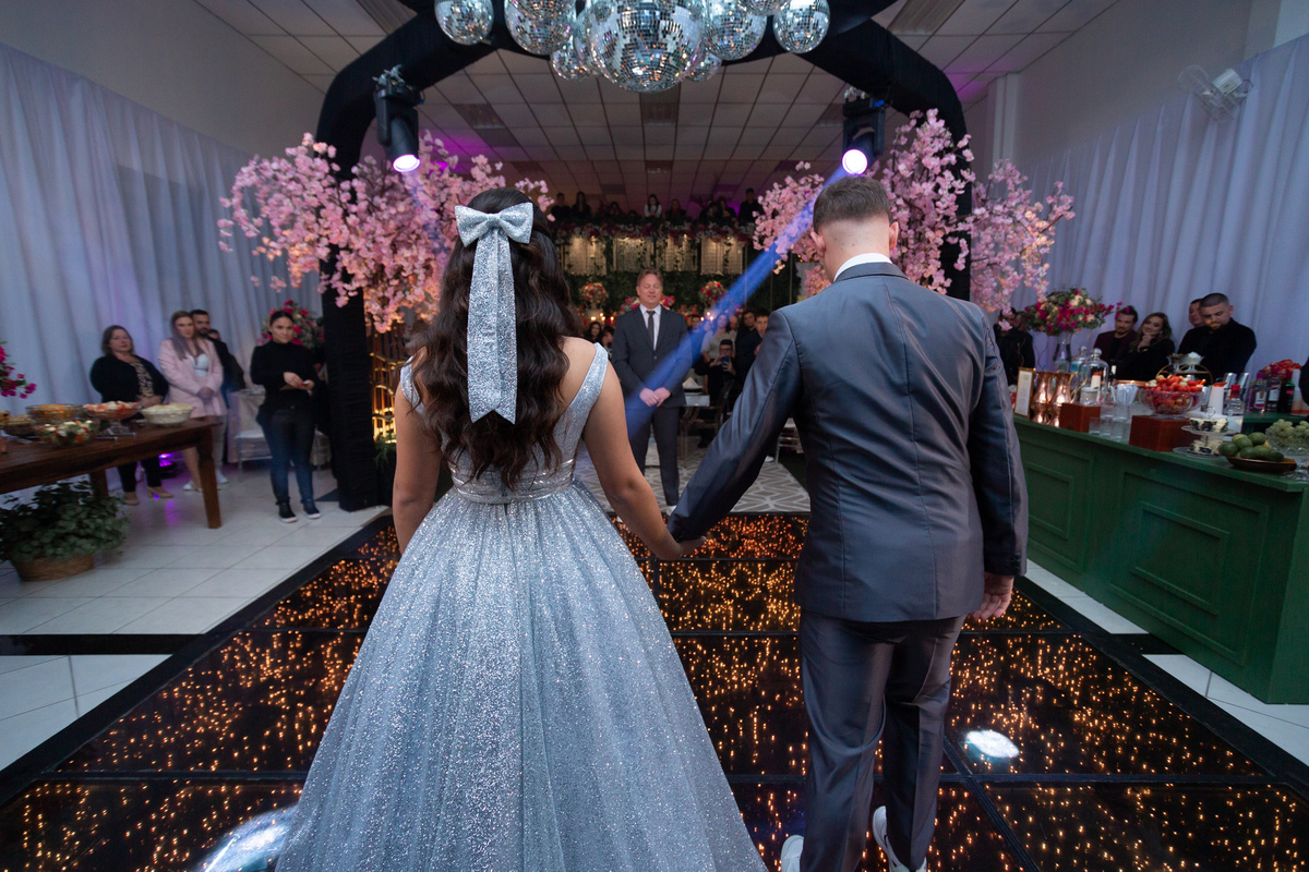 Festa de quinze anos em Torres
Fotografia: Adrielle Peres

Filme: Fred Filmes

Decoração: Só Brilho

Cerimonial: Celebrai 

Som/Luz: Impacto Som

Local: Apae Torres

Doces: Marta Mello/Cacau Show

Beleza: Morgana Magnus

Vestido: Noivas e Casais:
