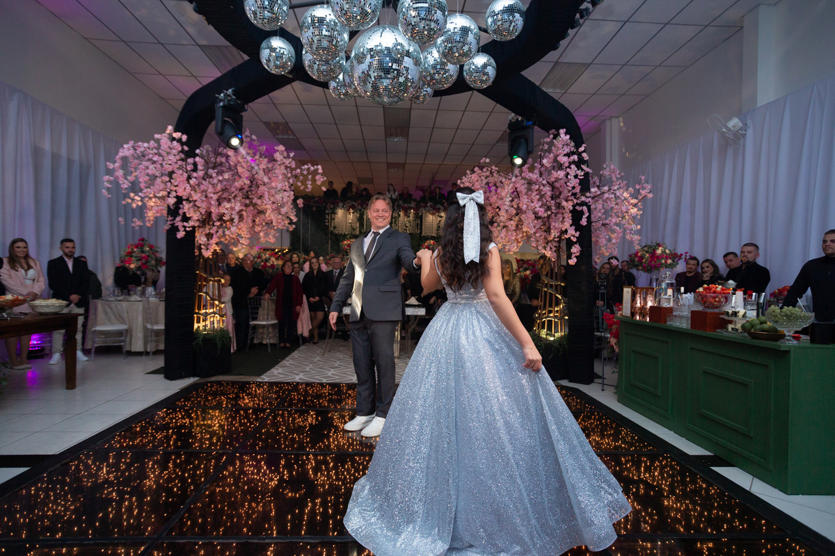 Festa de quinze anos em Torres
Fotografia: Adrielle Peres

Filme: Fred Filmes

Decoração: Só Brilho

Cerimonial: Celebrai 

Som/Luz: Impacto Som

Local: Apae Torres

Doces: Marta Mello/Cacau Show

Beleza: Morgana Magnus

Vestido: Noivas e Casais:
