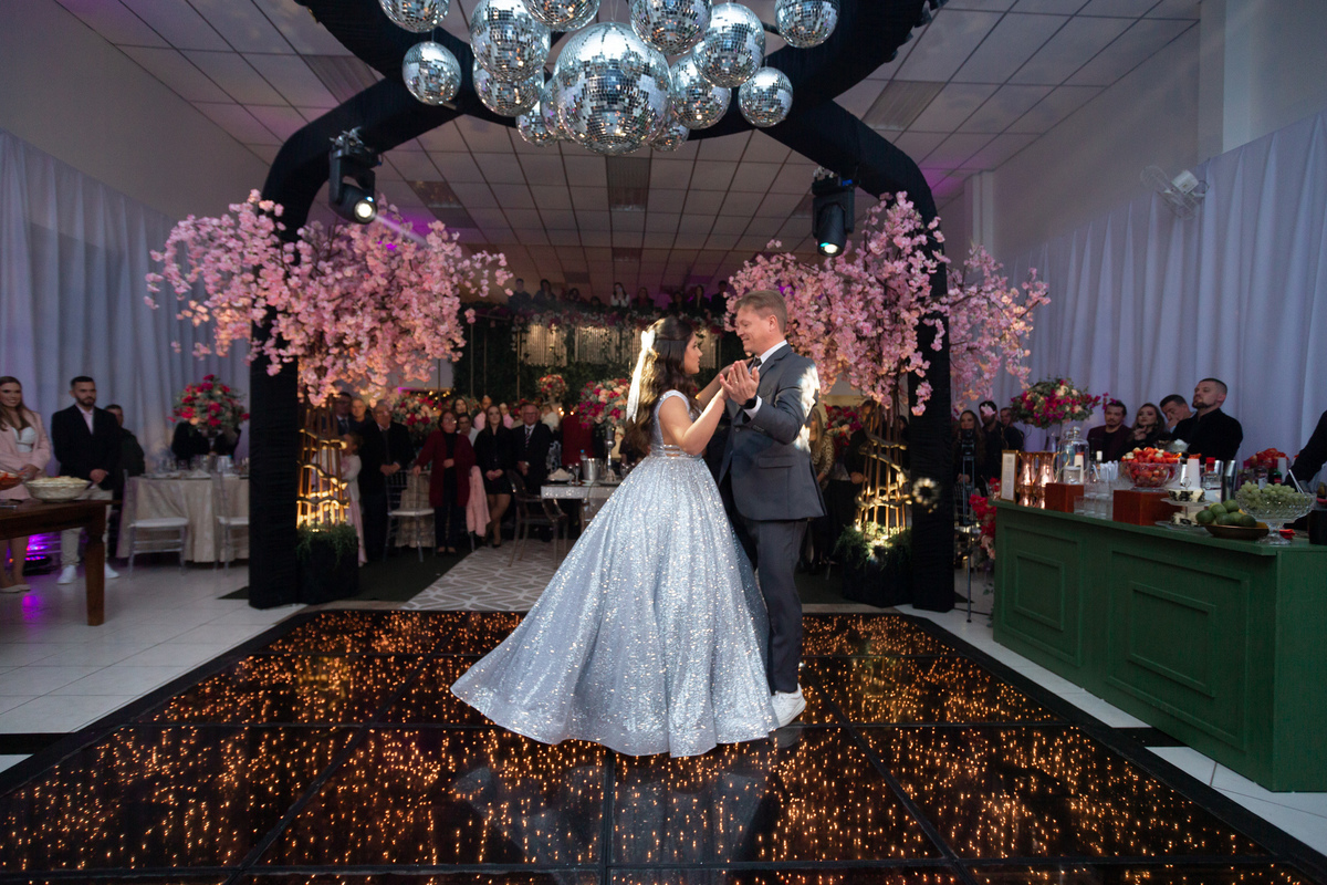 Festa de quinze anos em Torres
Fotografia: Adrielle Peres

Filme: Fred Filmes

Decoração: Só Brilho

Cerimonial: Celebrai 

Som/Luz: Impacto Som

Local: Apae Torres

Doces: Marta Mello/Cacau Show

Beleza: Morgana Magnus

Vestido: Noivas e Casais:
