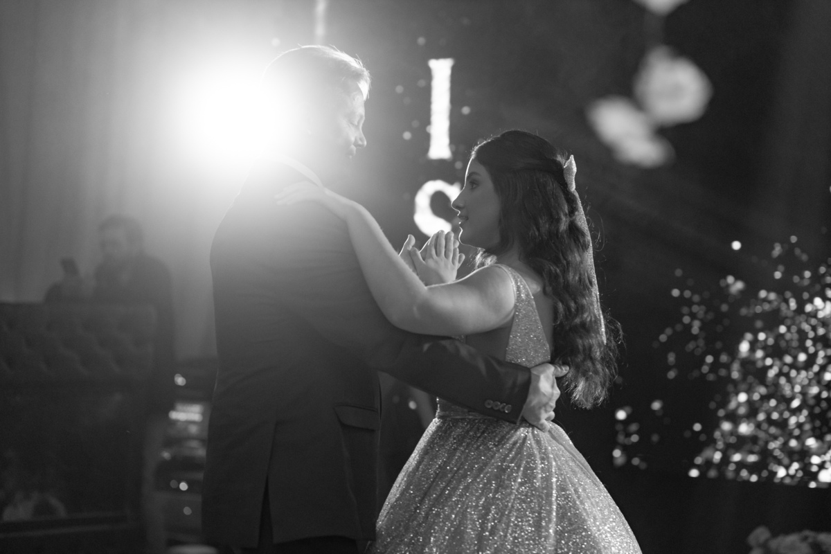 Festa de quinze anos em Torres
Fotografia: Adrielle Peres

Filme: Fred Filmes

Decoração: Só Brilho

Cerimonial: Celebrai 

Som/Luz: Impacto Som

Local: Apae Torres

Doces: Marta Mello/Cacau Show

Beleza: Morgana Magnus

Vestido: Noivas e Casais:
