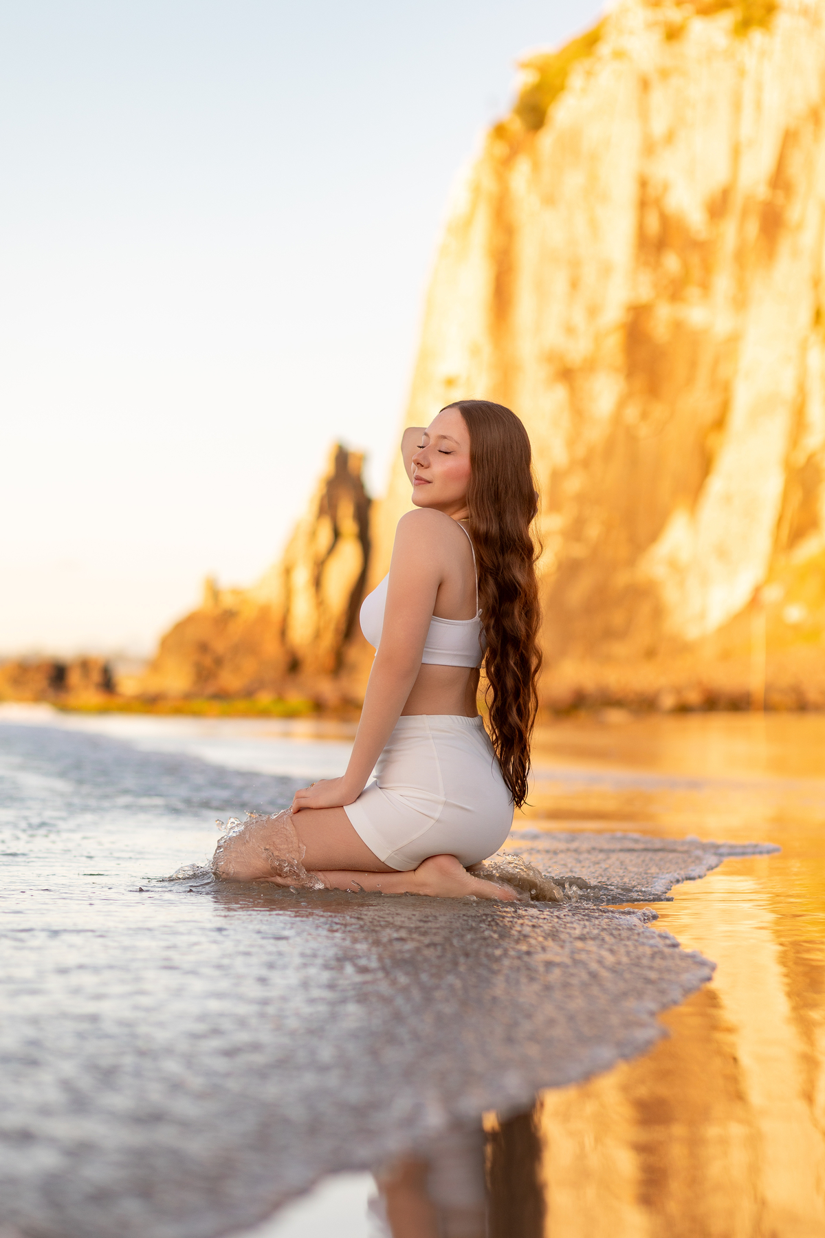 Fotos no nascer do Sol - praia da Guarita - fotógrafa em torres - book dos quinze - ensaio 15 anos - fotos debutante  - fotógrafa de quinze anos - ideias - praia - torres - rs