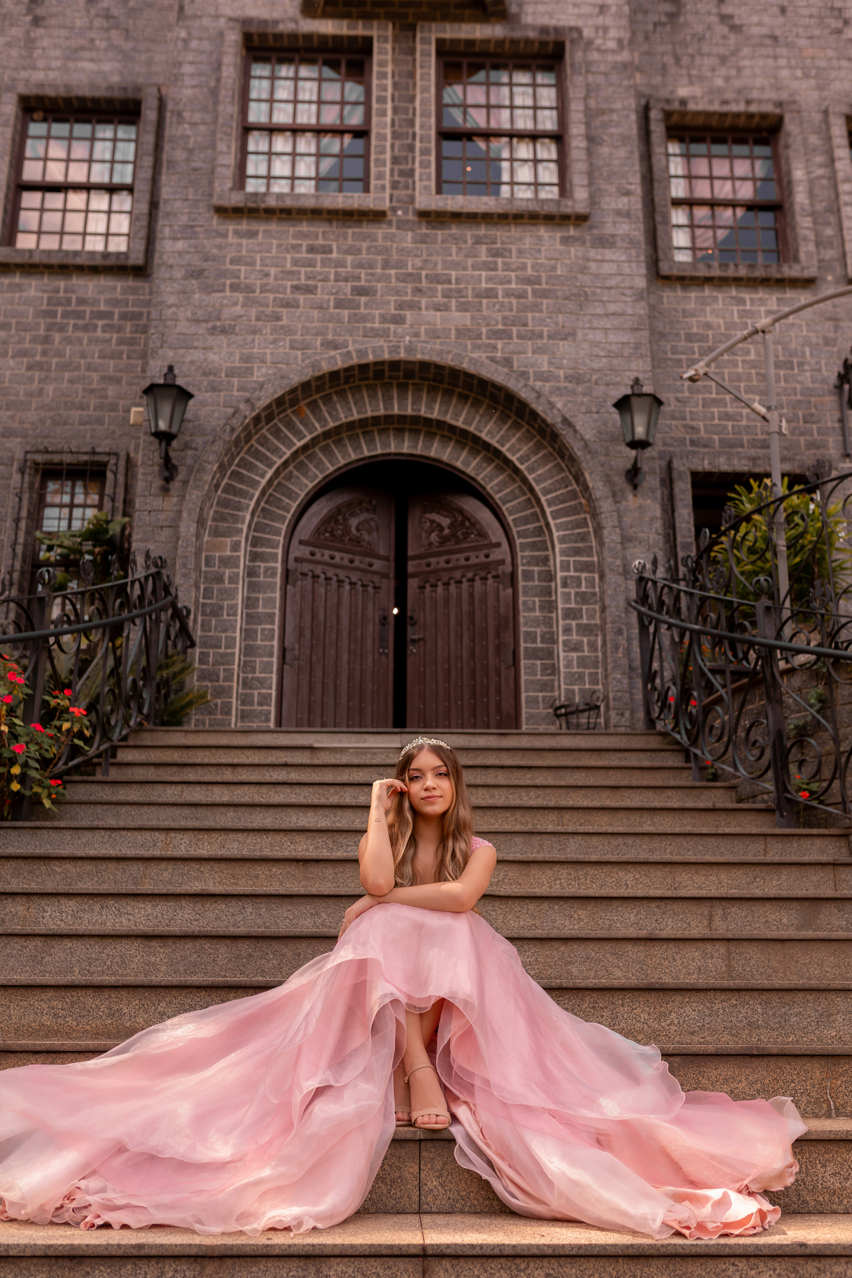 Fotógrafa, Fotografia de 15 anos, ideias criativas, fotos inspirações, book dos quinze, Castelo Britânico em Cocal do Sul, vestido de princesa. Debutante. Araranguá/SC. Criciúma/SC. Gramado Serra Gaúcha.