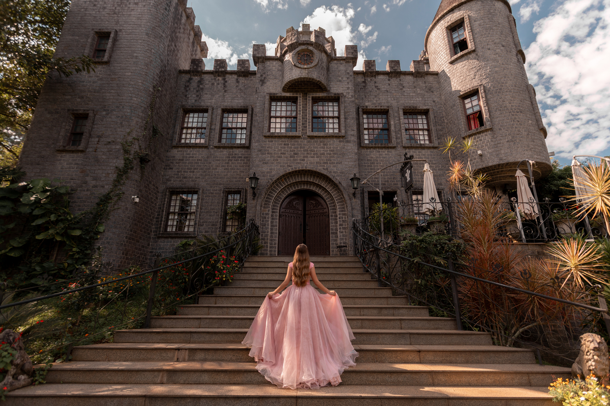 Fotógrafa, Fotografia de 15 anos, ideias criativas, fotos inspirações, book dos quinze, Castelo Britânico em Cocal do Sul, vestido de princesa. Debutante. Araranguá/SC. Criciúma/SC. Gramado Serra Gaúcha.