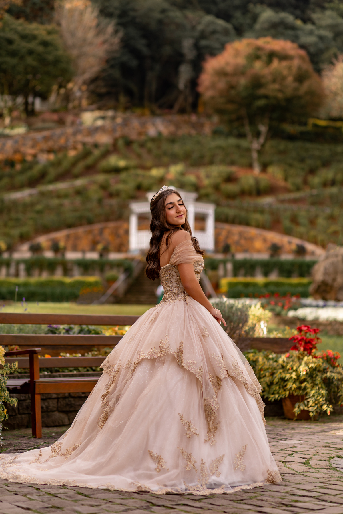 Ensaio de quinze anos estilo europeu no Le Jardin Parque de Lavandas em Gramado/RS. Um cenário encantador e um resultado incrível.
Palavras-chave:
ensaio 15 anos Gramado, ensaio estilo Europa, Le Jardin lavandas, debutante Serra Gaúcha, fotografia 15 anos