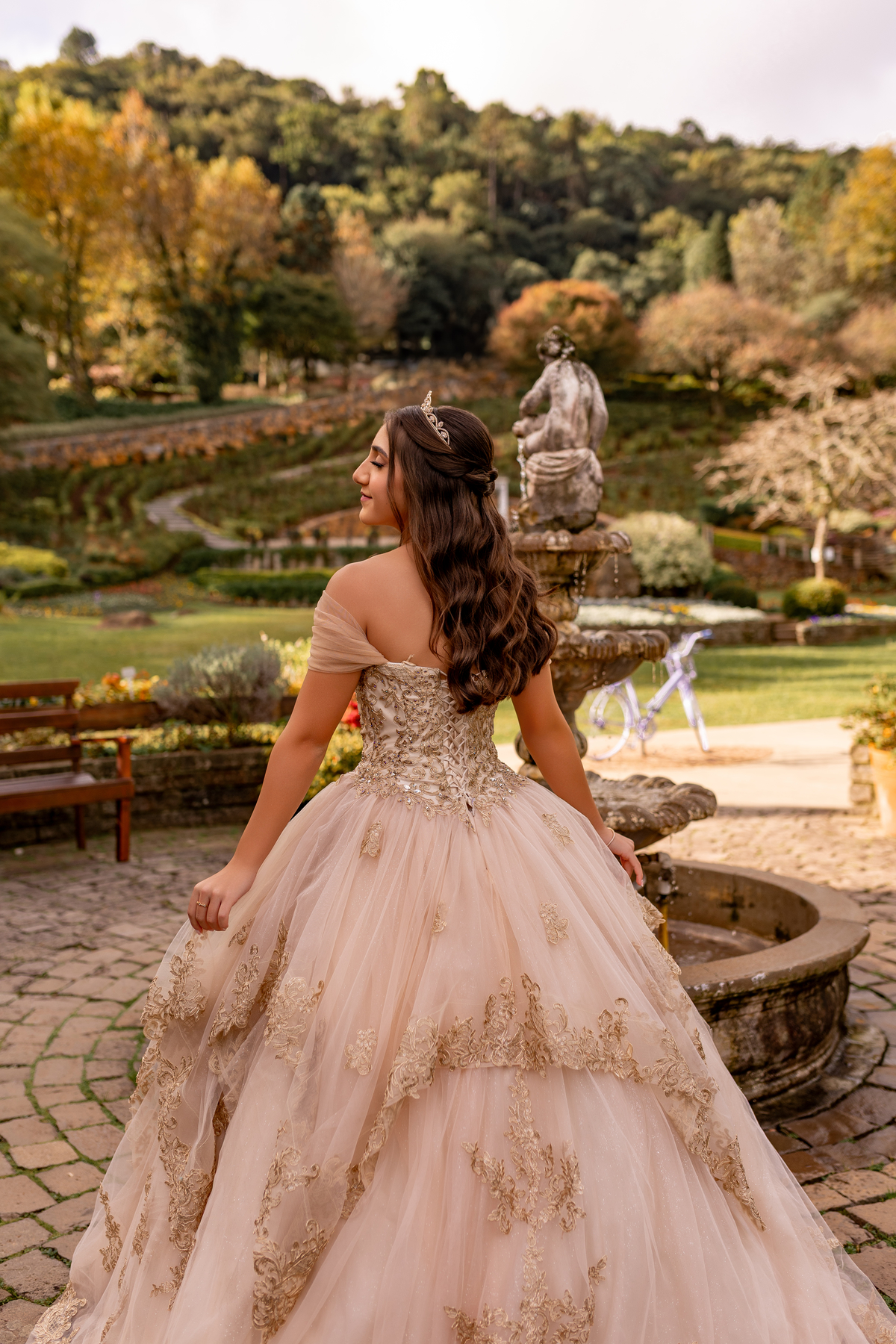 Ensaio de quinze anos estilo europeu no Le Jardin Parque de Lavandas em Gramado/RS. Um cenário encantador e um resultado incrível.
Palavras-chave:
ensaio 15 anos Gramado, ensaio estilo Europa, Le Jardin lavandas, debutante Serra Gaúcha, fotografia 15 anos