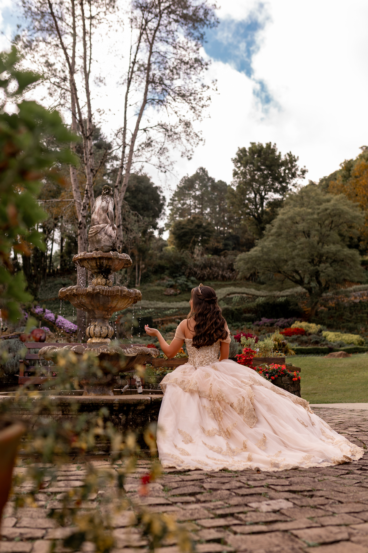 Ensaio de quinze anos estilo europeu no Le Jardin Parque de Lavandas em Gramado/RS. Um cenário encantador e um resultado incrível.
Palavras-chave:
ensaio 15 anos Gramado, ensaio estilo Europa, Le Jardin lavandas, debutante Serra Gaúcha, fotografia 15 anos