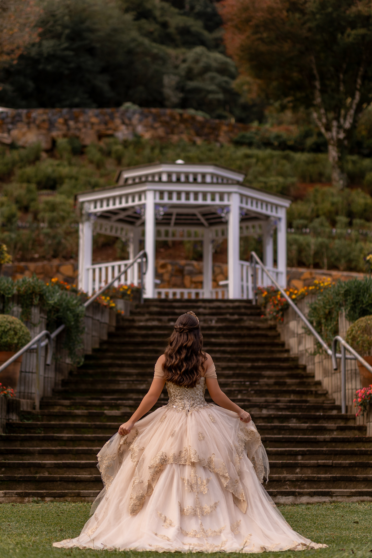 Ensaio de quinze anos estilo europeu no Le Jardin Parque de Lavandas em Gramado/RS. Um cenário encantador e um resultado incrível.
Palavras-chave:
ensaio 15 anos Gramado, ensaio estilo Europa, Le Jardin lavandas, debutante Serra Gaúcha, fotografia 15 anos