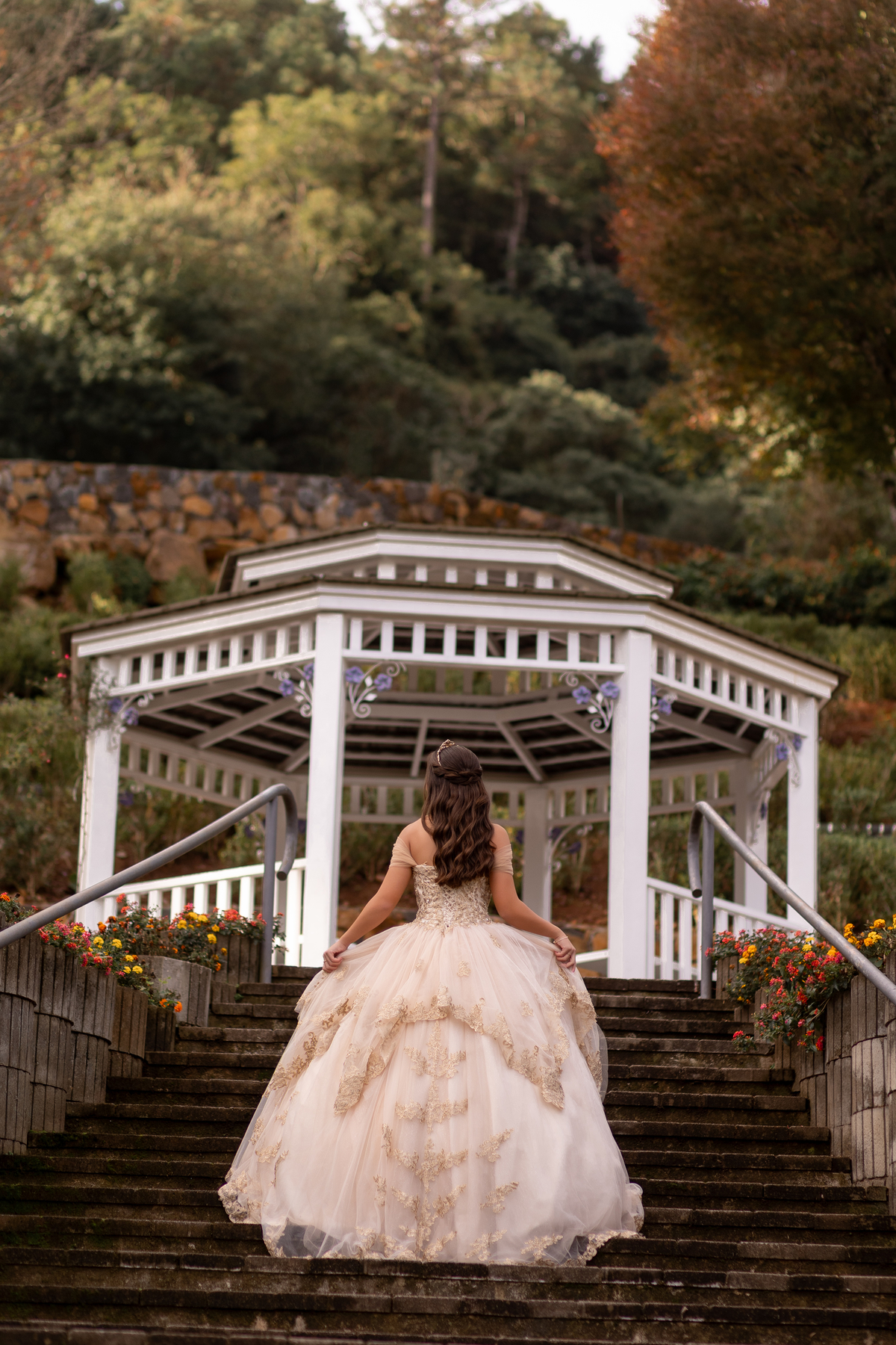 Ensaio de quinze anos estilo europeu no Le Jardin Parque de Lavandas em Gramado/RS. Um cenário encantador e um resultado incrível.
Palavras-chave:
ensaio 15 anos Gramado, ensaio estilo Europa, Le Jardin lavandas, debutante Serra Gaúcha, fotografia 15 anos
