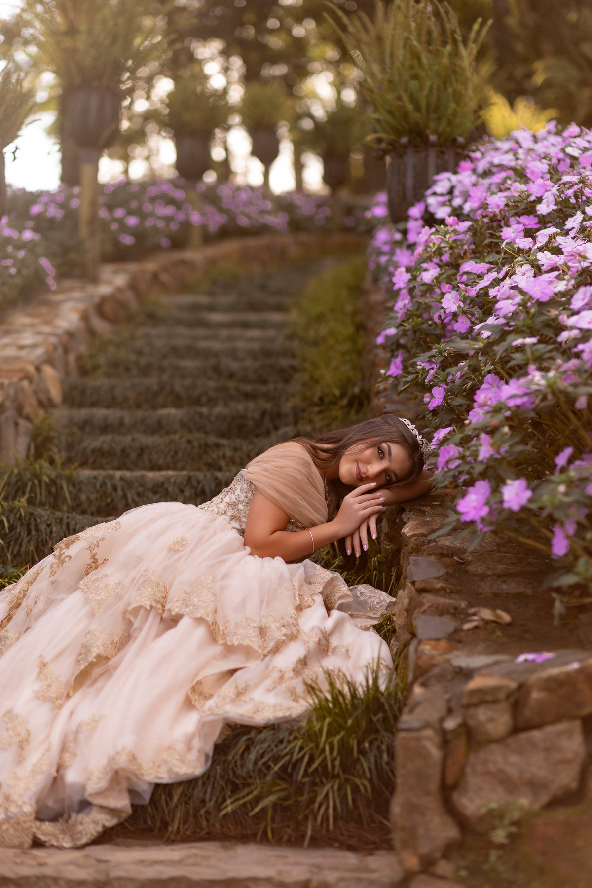 Ensaio de quinze anos estilo europeu no Le Jardin Parque de Lavandas em Gramado/RS. Um cenário encantador e um resultado incrível.
Palavras-chave:
ensaio 15 anos Gramado, ensaio estilo Europa, Le Jardin lavandas, debutante Serra Gaúcha, fotografia 15 anos
