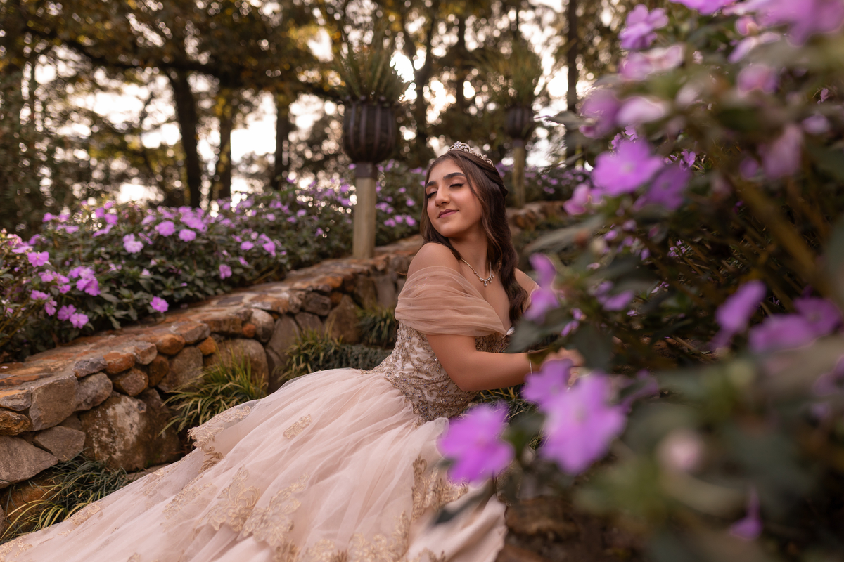 Ensaio de quinze anos estilo europeu no Le Jardin Parque de Lavandas em Gramado/RS. Um cenário encantador e um resultado incrível.
Palavras-chave:
ensaio 15 anos Gramado, ensaio estilo Europa, Le Jardin lavandas, debutante Serra Gaúcha, fotografia 15 anos