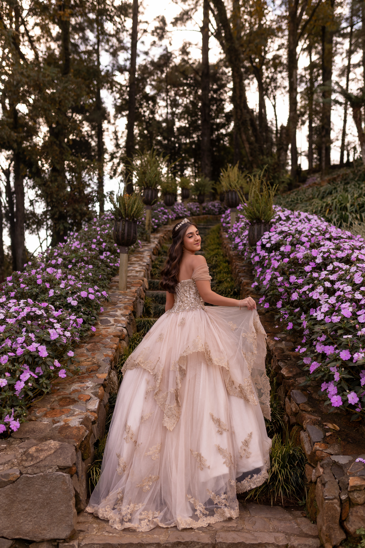 Ensaio de quinze anos estilo europeu no Le Jardin Parque de Lavandas em Gramado/RS. Um cenário encantador e um resultado incrível.
Palavras-chave:
ensaio 15 anos Gramado, ensaio estilo Europa, Le Jardin lavandas, debutante Serra Gaúcha, fotografia 15 anos