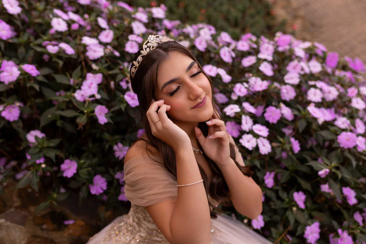 Ensaio de quinze anos estilo europeu no Le Jardin Parque de Lavandas em Gramado/RS. Um cenário encantador e um resultado incrível.
Palavras-chave:
ensaio 15 anos Gramado, ensaio estilo Europa, Le Jardin lavandas, debutante Serra Gaúcha, fotografia 15 anos