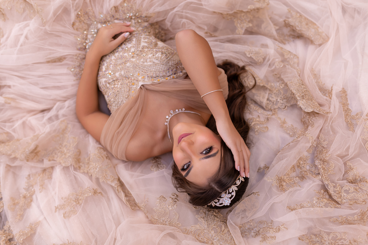 Ensaio de quinze anos estilo europeu no Le Jardin Parque de Lavandas em Gramado/RS. Um cenário encantador e um resultado incrível.
Palavras-chave:
ensaio 15 anos Gramado, ensaio estilo Europa, Le Jardin lavandas, debutante Serra Gaúcha, fotografia 15 anos