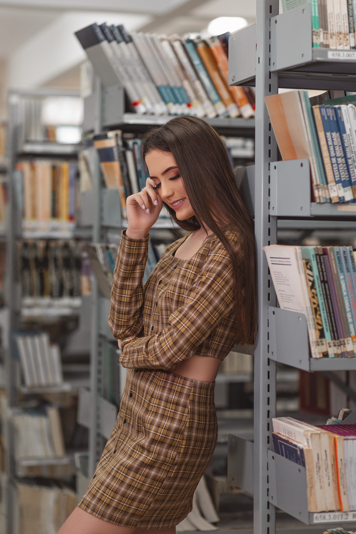 Book dos Quinze debutante DUDA. Ensaio de 15 anos em Torres, livros, biblioteca, natureza, maquiagem, praia, vestido, fotografia. Arroio do Sal, Osório, Imbé, Tramandai, Araranguá, Sombrio, Criciúma, Tres cachoeiras, Terra de areia, litoral, Gramado