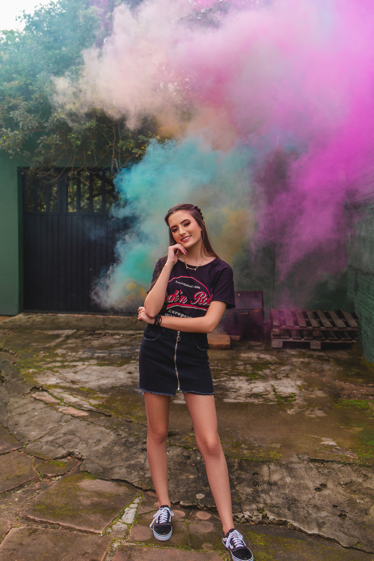 Book dos Quinze debutante DUDA. Ensaio de 15 anos em Torres, livros, cores, natureza, grafite, praia, fumaça colorida, fotografia. Arroio do Sal, Osório, Imbé, Tramandai, Araranguá, Sombrio, Criciúma, Tres cachoeiras, Terra de areia, litoral, Gramado