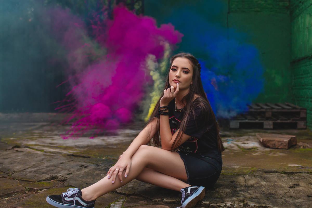 Book dos Quinze debutante DUDA. Ensaio de 15 anos em Torres, livros, cores, natureza, grafite, praia, fumaça colorida, fotografia. Arroio do Sal, Osório, Imbé, Tramandai, Araranguá, Sombrio, Criciúma, Tres cachoeiras, Terra de areia, litoral, Gramado