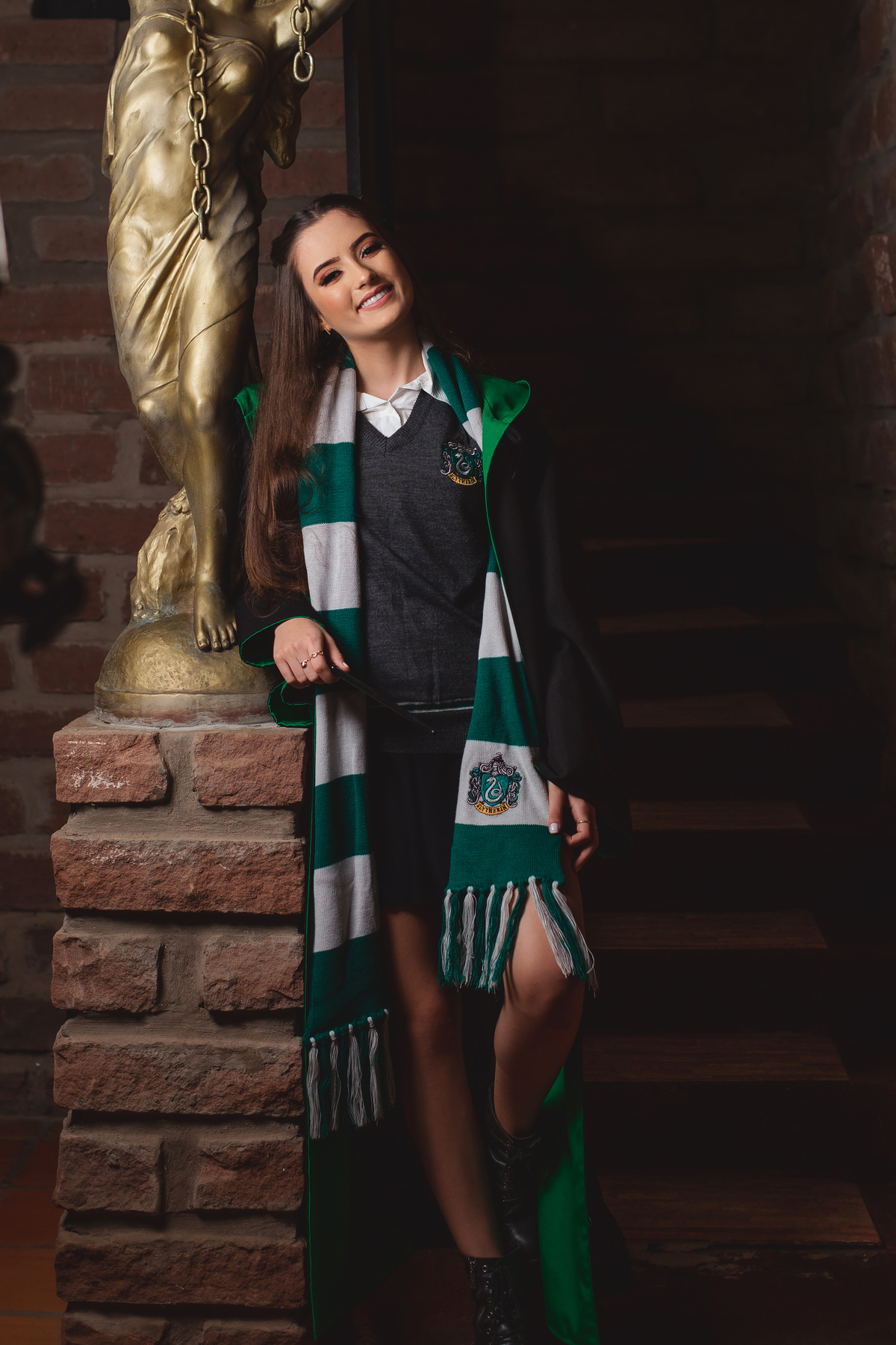 Book dos Quinze debutante DUDA. Ensaio de 15 anos em Torres,  cores, livros, castelo, Harry Potter, magia, mágic, colorida, fotografia. Arroio do Sal, Osório, Imbé, Tramandai, Araranguá, Sombrio, Criciúma, Tres cachoeiras, Terra de areia, litoral, Gramado