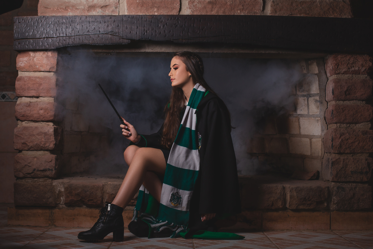 Book dos Quinze debutante DUDA. Ensaio de 15 anos em Torres,  cores, livros, castelo, Harry Potter, magia, mágic, colorida, fotografia. Arroio do Sal, Osório, Imbé, Tramandai, Araranguá, Sombrio, Criciúma, Tres cachoeiras, Terra de areia, litoral, Gramado