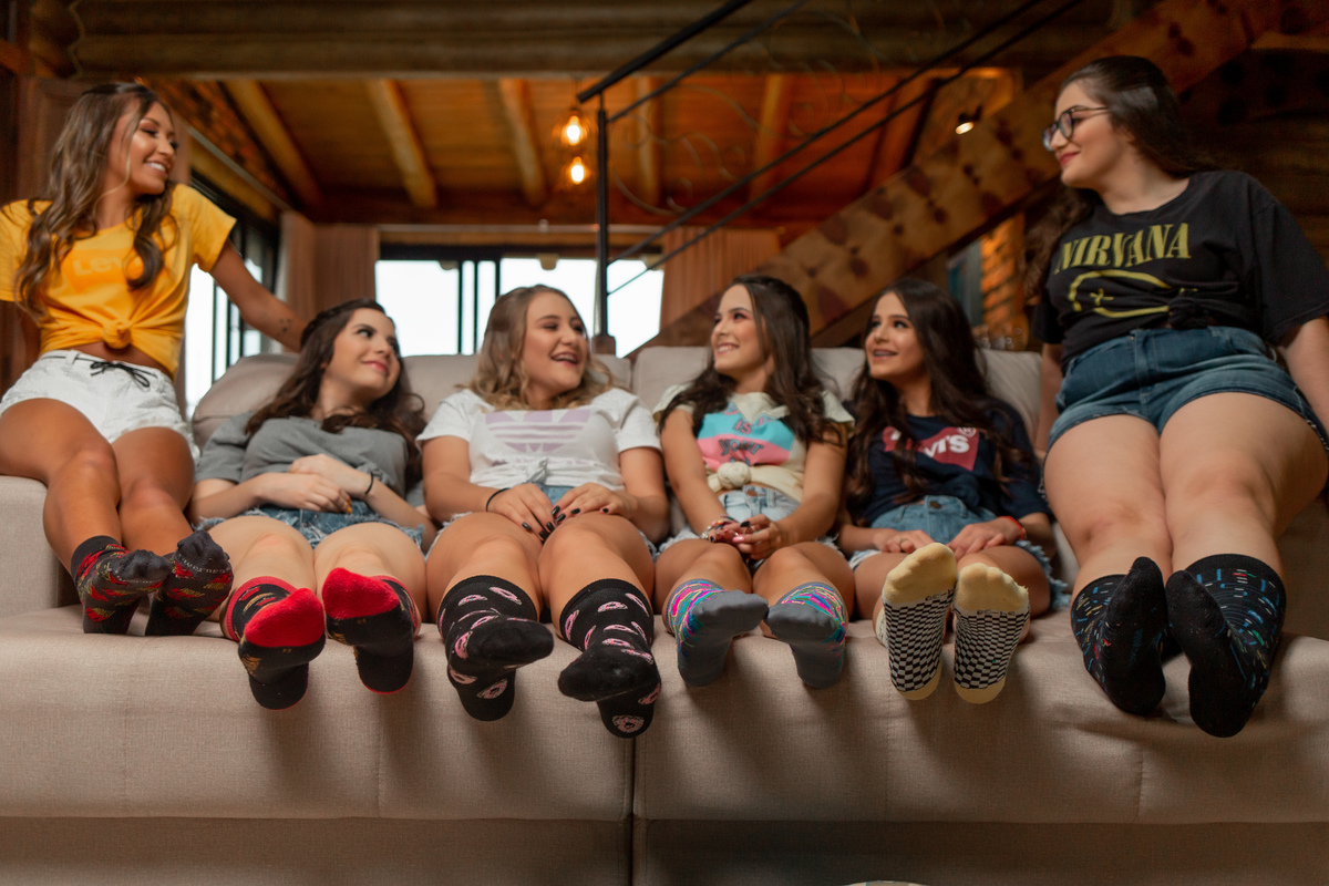 Book dos Quinze Malu. Ensaio de 15 anos, cabana, doce, cor, best friends, amigas, meias coloridas, risada, fun, natureza, diversão, fotografia, Osório, Imbé, Tramandai, Araranguá, Sombrio, Criciúma, Tres cachoeiras, Terra de areia, litoral, Gramado, Serra