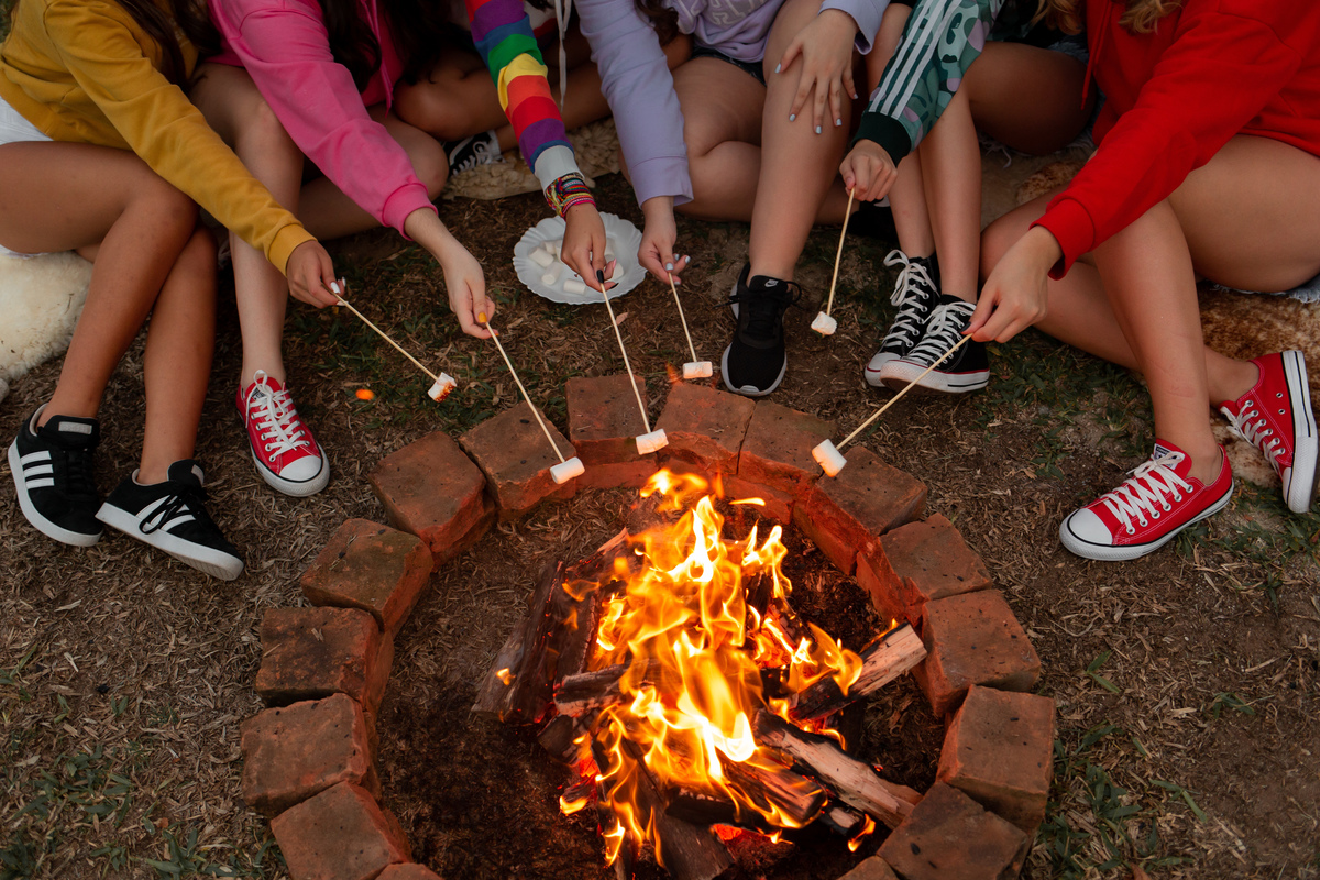 Book dos Quinze Malu. Ensaio de 15 anos, cabana, cor, best friends, amigas, fogueira, marshmallow, risada, fun, natureza, diversão, fotografia, Osório, Imbé, Tramandai, Araranguá, Sombrio, Criciúma, Tres cachoeiras, Terra de areia, litoral, Gramado, Serra