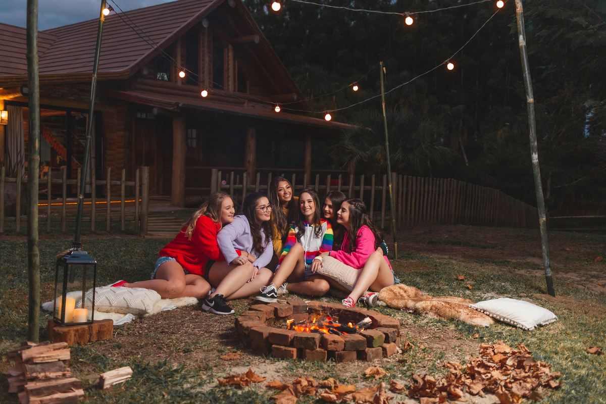 Book dos Quinze Malu. Ensaio de 15 anos, cabana, cor, best friends, amigas, fogueira, marshmallow, risada, fun, natureza, diversão, fotografia, Osório, Imbé, Tramandai, Araranguá, Sombrio, Criciúma, Tres cachoeiras, Terra de areia, litoral, Gramado, Serra