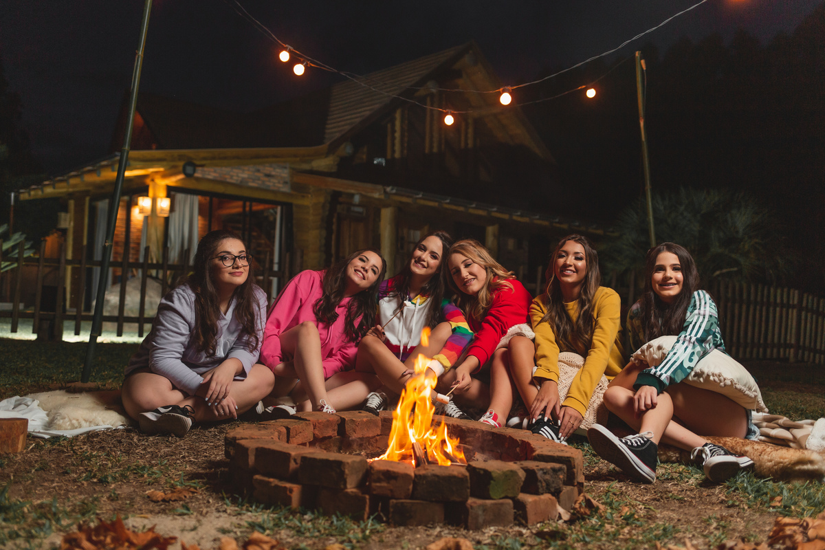 Book dos Quinze Malu. Ensaio de 15 anos, cabana, cor, best friends, amigas, fogueira, marshmallow, risada, fun, natureza, diversão, fotografia, Osório, Imbé, Tramandai, Araranguá, Sombrio, Criciúma, Tres cachoeiras, Terra de areia, litoral, Gramado, Serra
