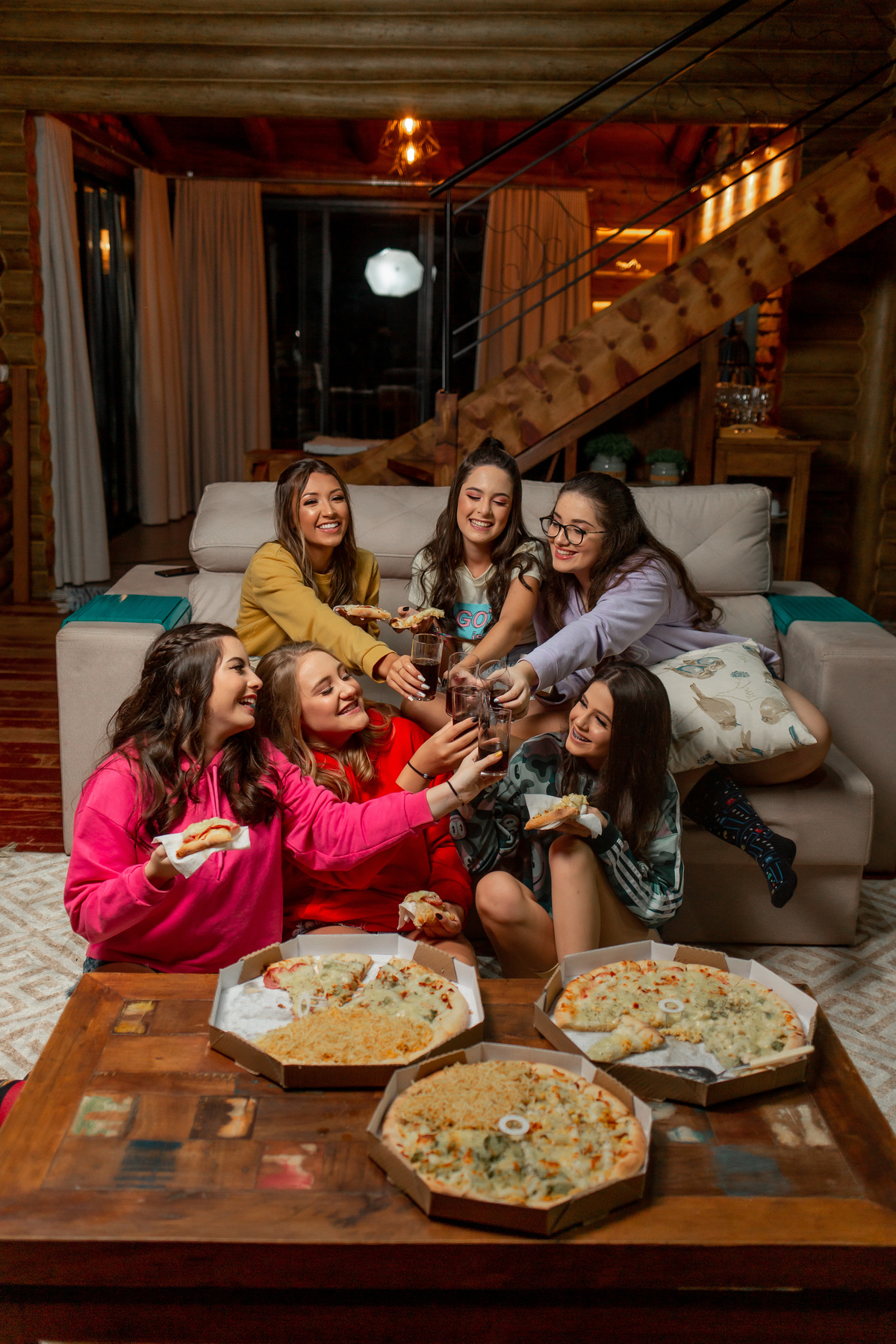 Book dos Quinze Malu. Ensaio de 15 anos, cabana, cor, best friends, amigas, pizza, marshmallow, risada, fun, natureza, diversão, fotografia, Osório, Imbé, Tramandai, Araranguá, Sombrio, Criciúma, Tres cachoeiras, Terra de areia, litoral, Gramado, Serra