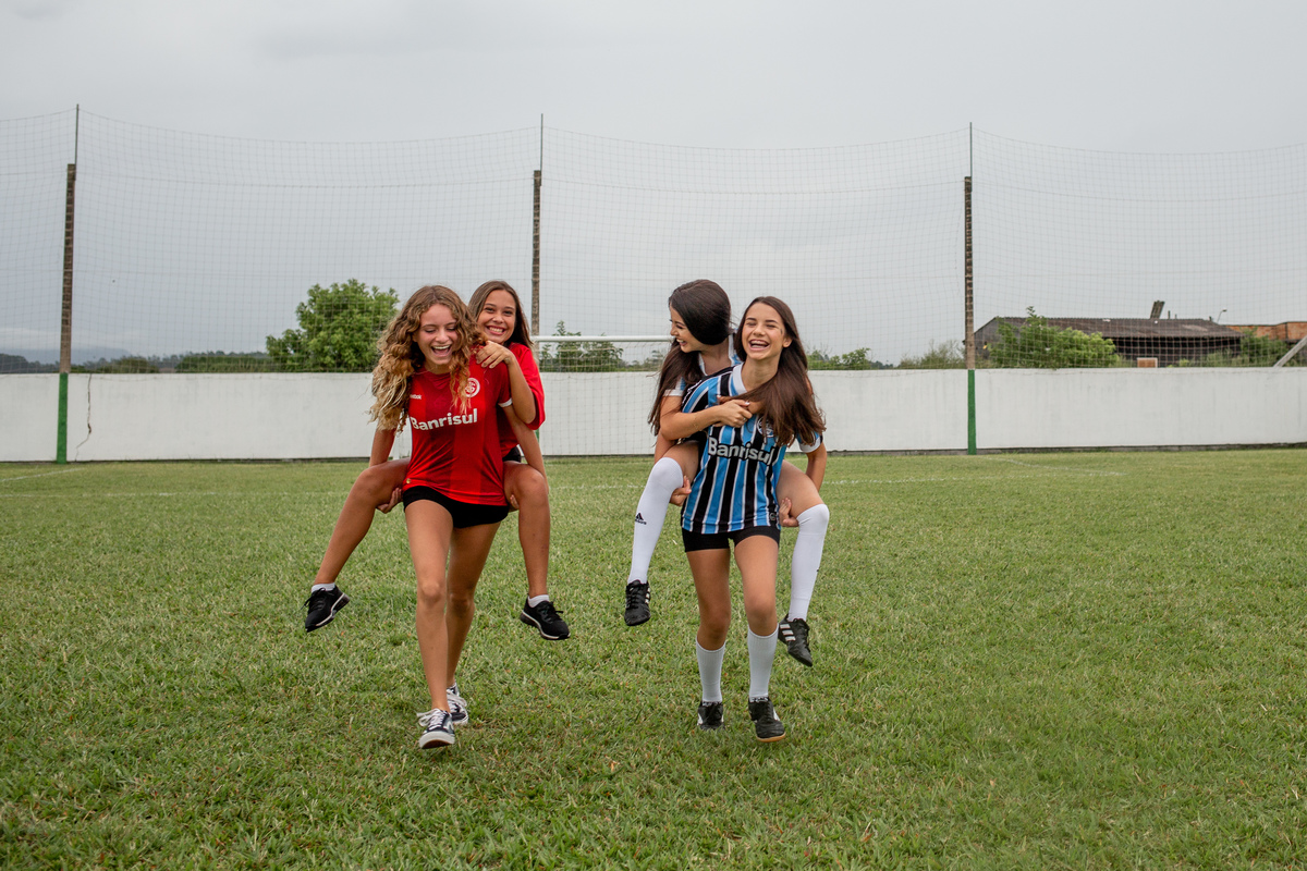 Ensaio de quinze anos com as amigas em Torres/RS. Picnic de quinze anos em Araranguá - SC. Futebol com as amigas de quinze anos em Criciúma. Noite do pijama - book dos 15 em Gramado e Canela - Serra Gaúcha. Fotos quinze anos futebol inter e grêmios,
