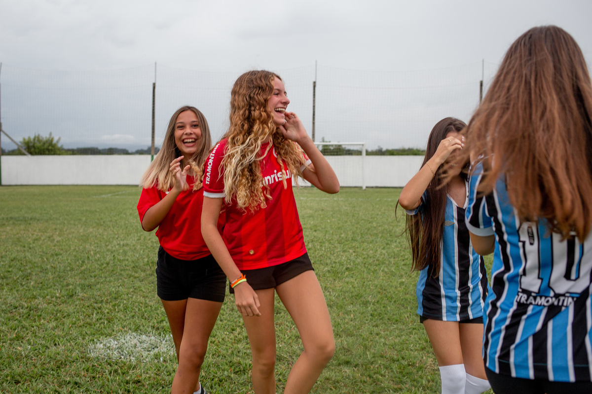 Ensaio de quinze anos com as amigas em Torres/RS. Picnic de quinze anos em Araranguá - SC. Futebol com as amigas de quinze anos em Criciúma. Noite do pijama - book dos 15 em Gramado e Canela - Serra Gaúcha. Fotos quinze anos futebol inter e grêmios,

