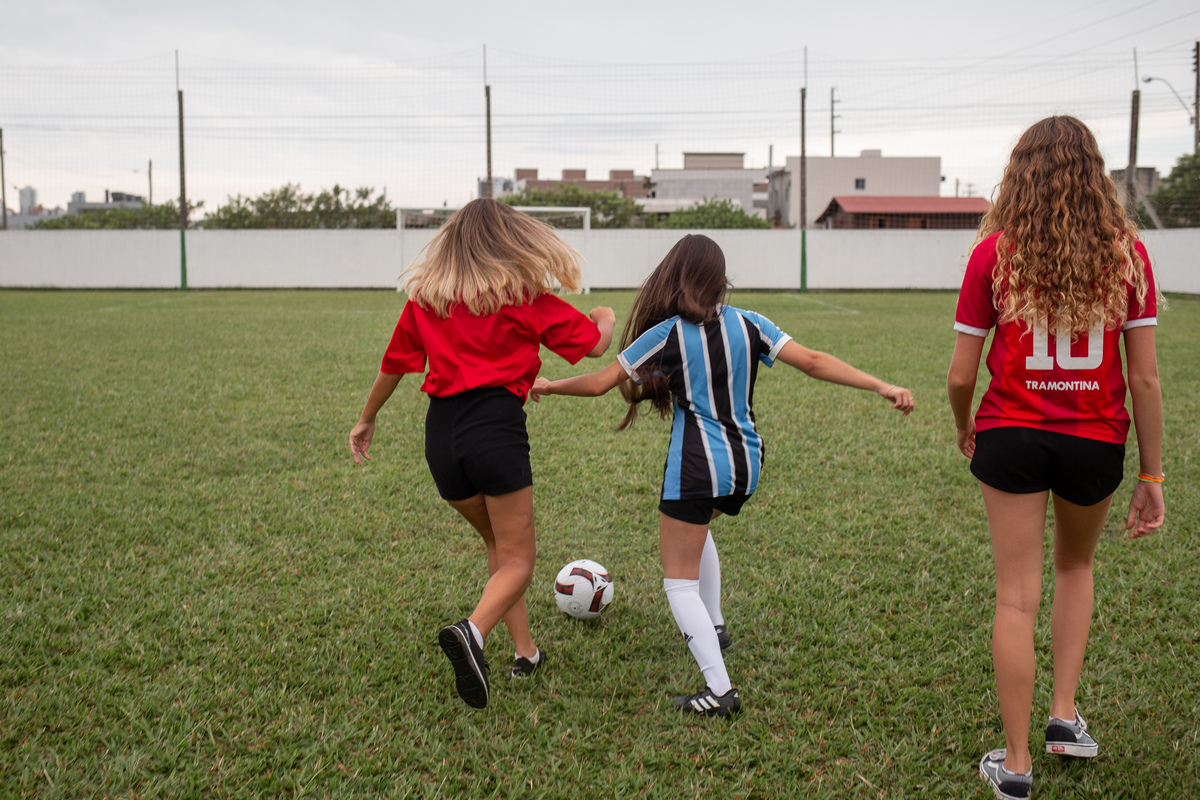 Ensaio de quinze anos com as amigas em Torres/RS. Picnic de quinze anos em Araranguá - SC. Futebol com as amigas de quinze anos em Criciúma. Noite do pijama - book dos 15 em Gramado e Canela - Serra Gaúcha. Fotos quinze anos futebol inter e grêmios,
