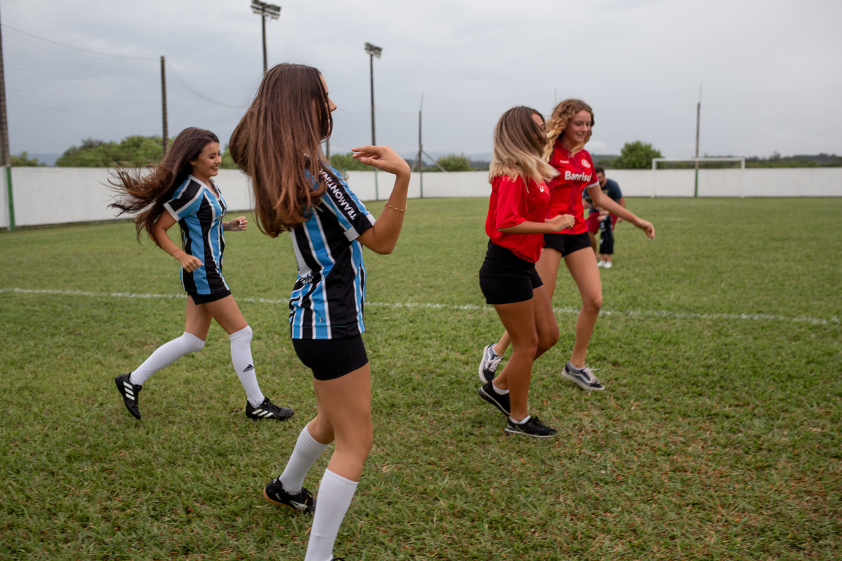 Ensaio de quinze anos com as amigas em Torres/RS. Picnic de quinze anos em Araranguá - SC. Futebol com as amigas de quinze anos em Criciúma. Noite do pijama - book dos 15 em Gramado e Canela - Serra Gaúcha. Fotos quinze anos futebol inter e grêmios,
