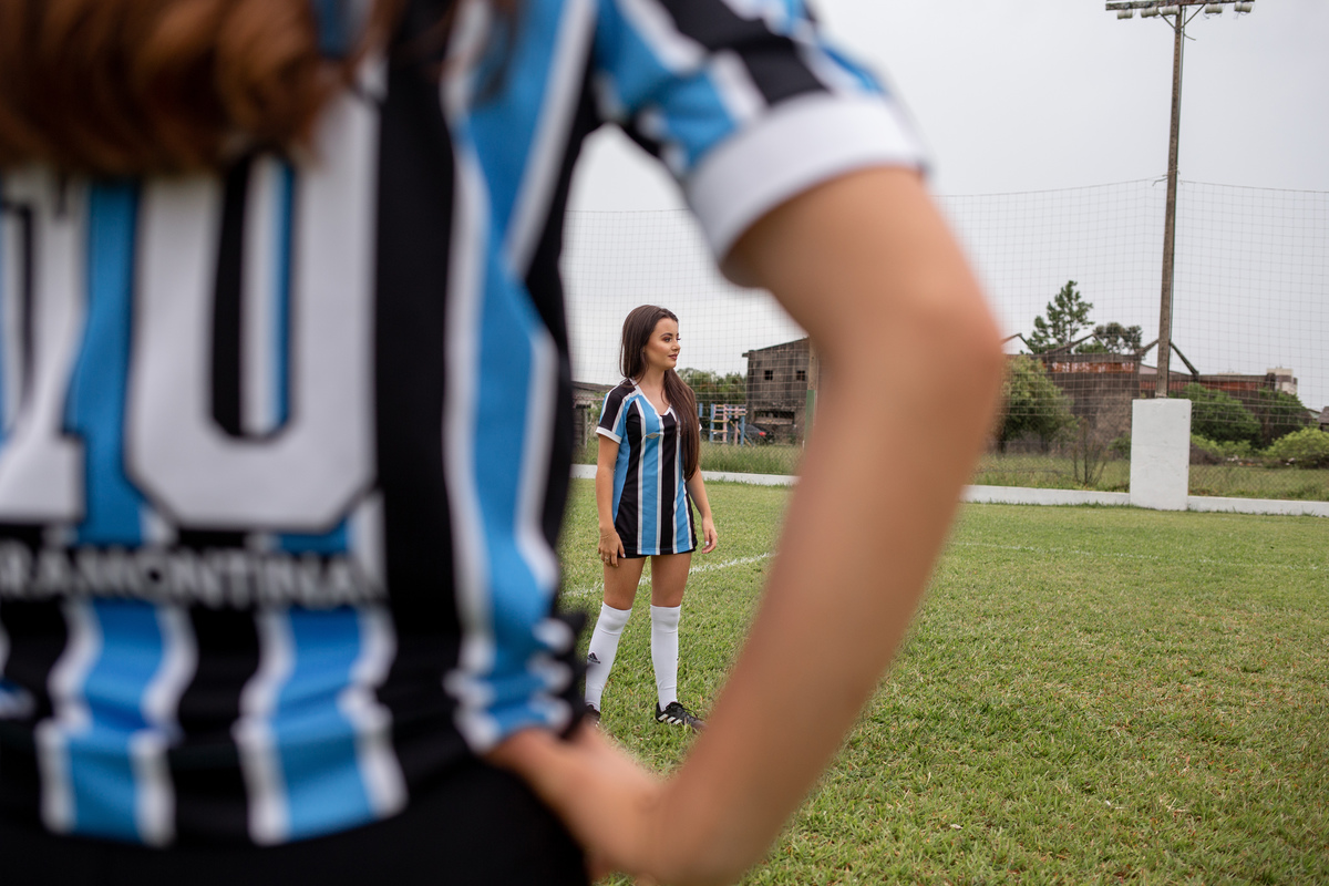 Ensaio de quinze anos com as amigas em Torres/RS. Picnic de quinze anos em Araranguá - SC. Futebol com as amigas de quinze anos em Criciúma. Noite do pijama - book dos 15 em Gramado e Canela - Serra Gaúcha. Fotos quinze anos futebol inter e grêmio
