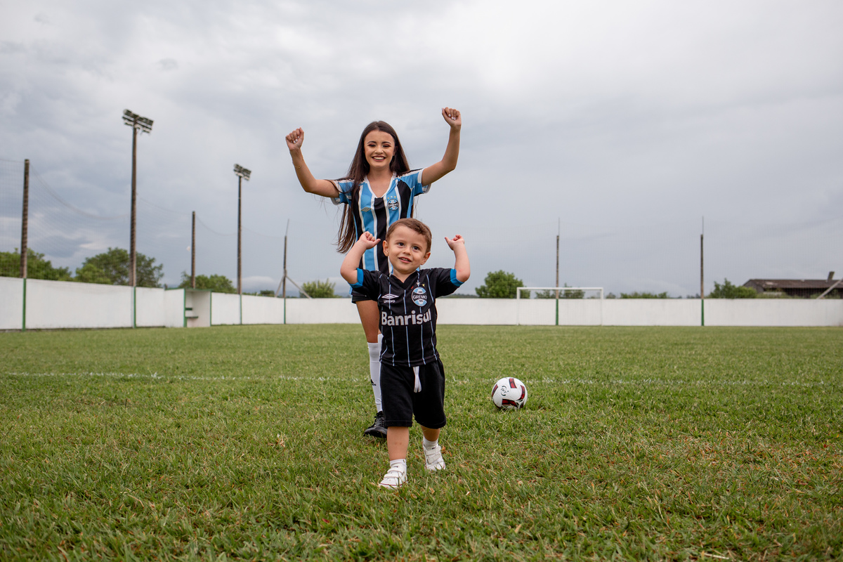 Ensaio de quinze anos com as amigas em Torres/RS. Picnic de quinze anos em Araranguá - SC. Futebol com as amigas de quinze anos em Criciúma. Noite do pijama - book dos 15 em Gramado e Canela - Serra Gaúcha. Fotos quinze anos futebol inter e grêmios
