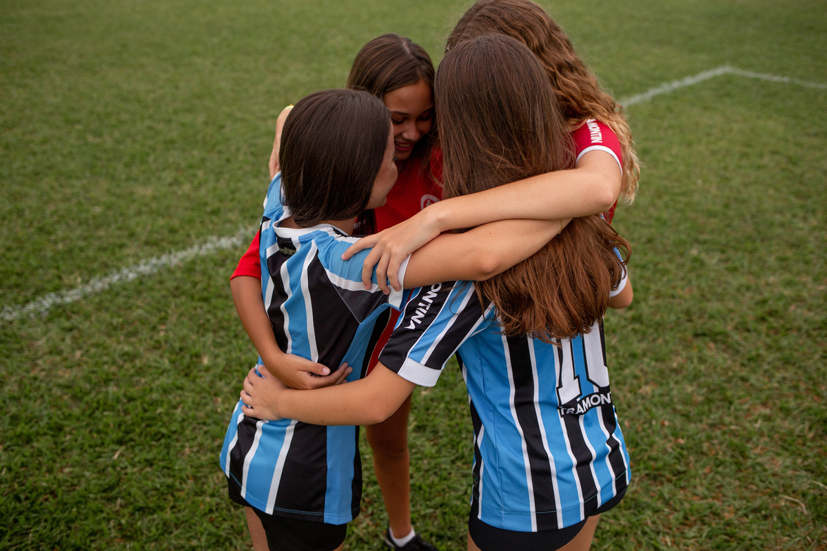 Ensaio de quinze anos com as amigas em Torres/RS. Picnic de quinze anos em Araranguá - SC. Futebol com as amigas de quinze anos em Criciúma. Noite do pijama - book dos 15 em Gramado e Canela - Serra Gaúcha. Fotos quinze anos futebol inter e grêmio
