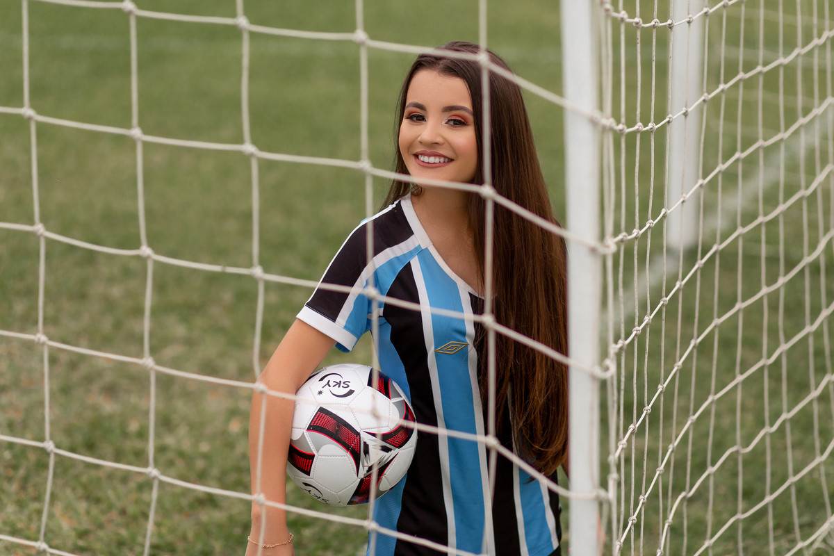 Ensaio de quinze anos com as amigas em Torres/RS. Picnic de quinze anos em Araranguá - SC. Futebol com as amigas de quinze anos em Criciúma. Noite do pijama - book dos 15 em Gramado e Canela - Serra Gaúcha. Fotos quinze anos futebol inter e grêmio
