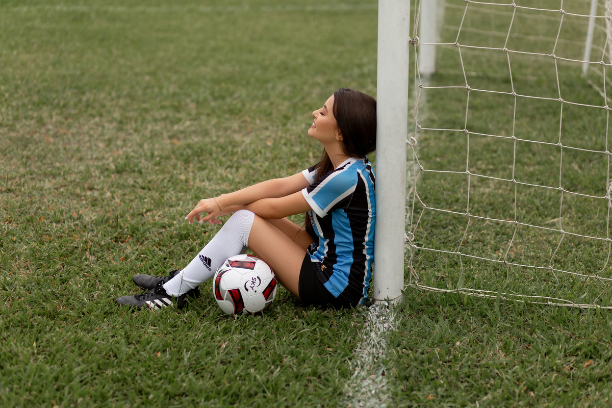 Ensaio de quinze anos com as amigas em Torres/RS. Picnic de quinze anos em Araranguá - SC. Futebol com as amigas de quinze anos em Criciúma. Noite do pijama - book dos 15 em Gramado e Canela - Serra Gaúcha. Fotos quinze anos futebol inter e grêmio
