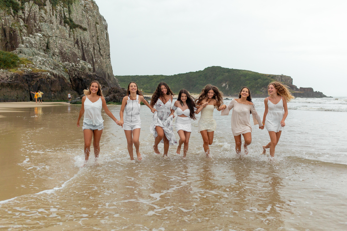 Ensaio de quinze anos com as amigas. Picnic de quinze anos em Araranguá - SC. Noite do pijama - book dos 15 em Gramado e Canela - Serra Gaúcha. Por do Sol na praia da Guarita em Torres - ensaio de quinze anos com a família. Floripa, Criciuma. Diversão, 
