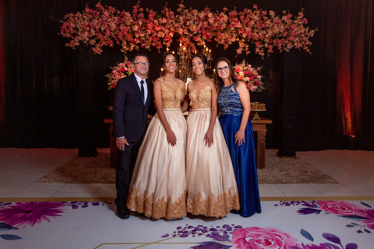 Festa de 15 anos - Debutantes Gêmeas Bárbara e Eduarda - Festa dos sonhos - Adrielle Peres Fotografia especializados em Quinze anos em  Torres/RS - Criciúma, Três cachoeiras, Porto Alegre, Gramado, Serra Gaúcha, Ararangua, Sombrio, decoração, book dos 15.