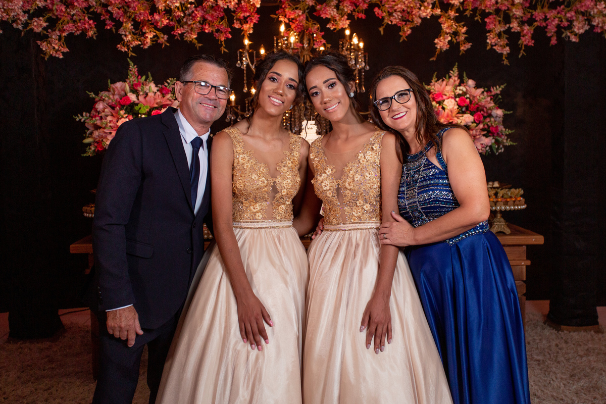 Festa de 15 anos - Debutantes Gêmeas Bárbara e Eduarda - Festa dos sonhos - Adrielle Peres Fotografia especializados em Quinze anos em  Torres/RS - Criciúma, Três cachoeiras, Porto Alegre, Gramado, Serra Gaúcha, Ararangua, Sombrio, decoração, book dos 15.