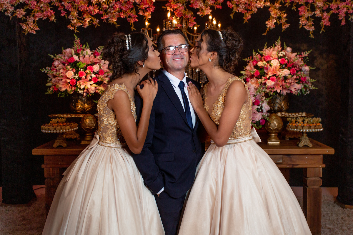 Festa de 15 anos - Debutantes Gêmeas Bárbara e Eduarda - Festa dos sonhos - Adrielle Peres Fotografia especializados em Quinze anos em  Torres/RS - Criciúma, Três cachoeiras, Porto Alegre, Gramado, Serra Gaúcha, Ararangua, Sombrio, decoração, book dos 15.