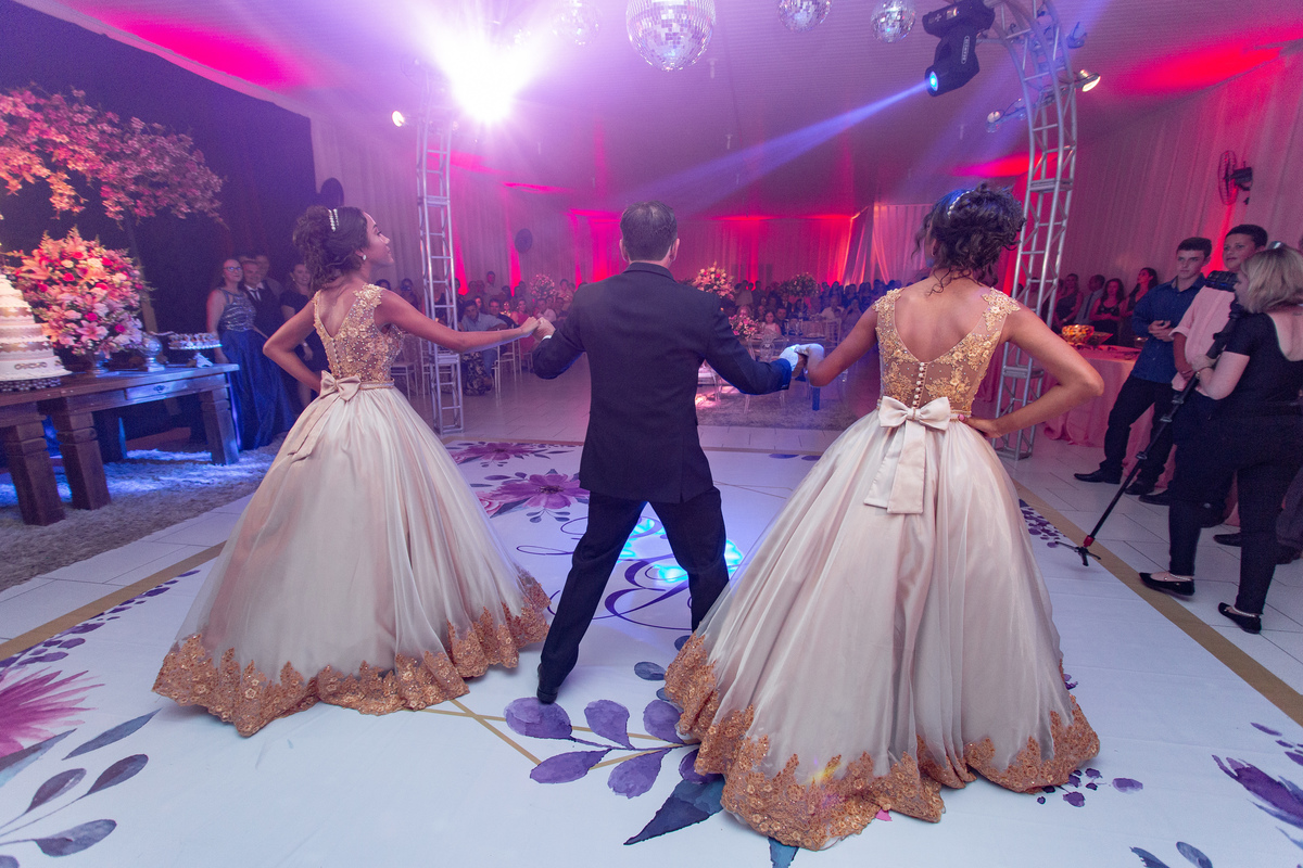 Festa de 15 anos - Debutantes Gêmeas Bárbara e Eduarda - Festa dos sonhos - Adrielle Peres Fotografia especializados em Quinze anos em  Torres/RS - Criciúma, Três cachoeiras, Porto Alegre, Gramado, Ararangua, Sombrio, decoração, mágico, magia, valsa
