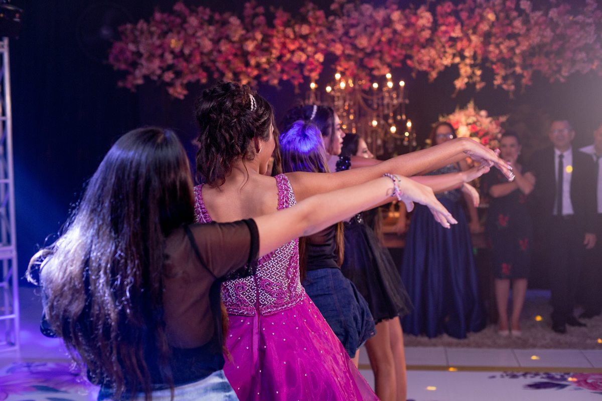 Festa de 15 anos - Debutantes Gêmeas Bárbara e Eduarda - Festa dos sonhos - Adrielle Peres Fotografia especializados em Quinze anos em  Torres/RS - Criciúma, Porto Alegre, Gramado, Ararangua, Sombrio, decoração, abertura de pista, telao, coreografia